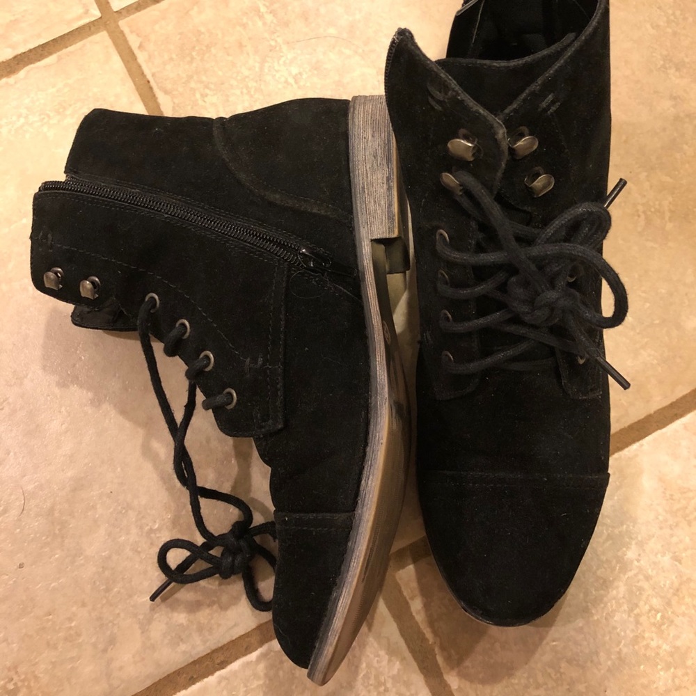 Combat boots with zipper